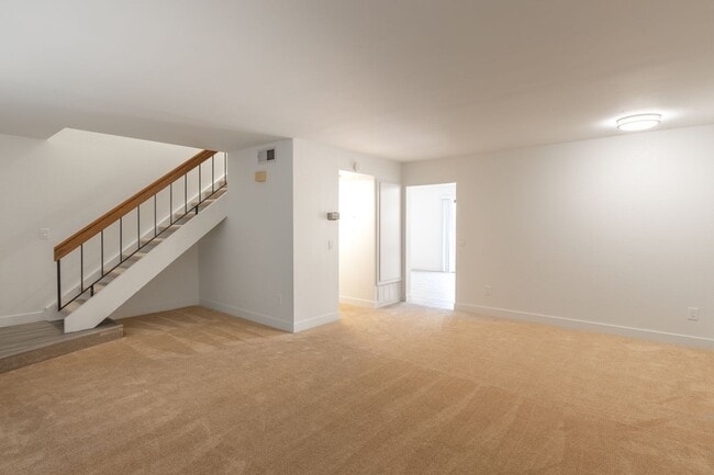 Building Photo - Stunning Townhome in Tanglewood Community