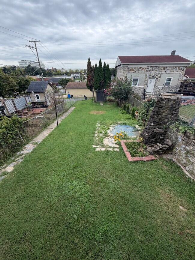 Building Photo - 402 Douglass St