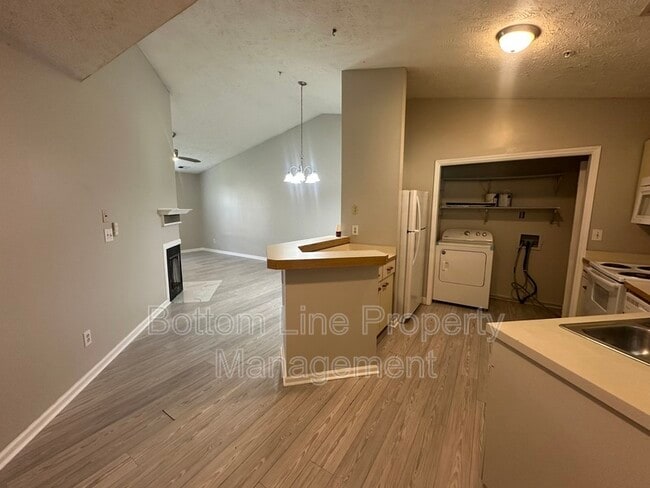 Building Photo - 942 Stewarts Creek Dr