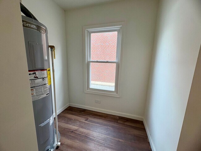 Building Photo - 133 W Maple St