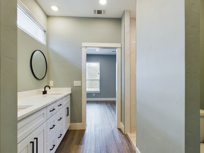 Building Photo - Charming 3-Bedroom Home with Updated Kitchen and Dual-Sink Primary Bath