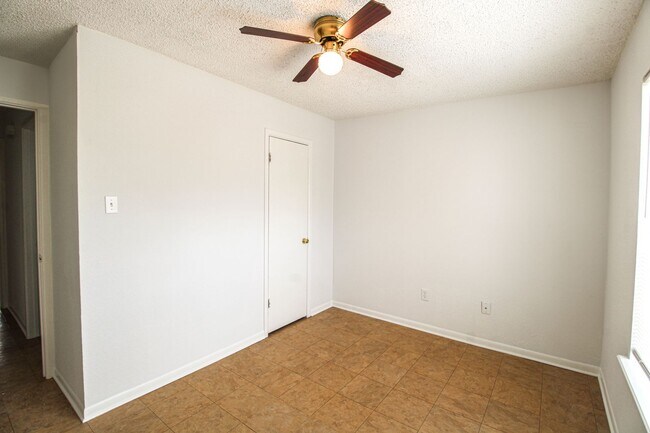 Building Photo - 2729 Christian Dr
