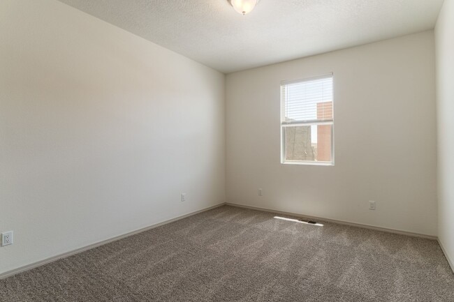 Building Photo - 3 Bedroom Santa Fe Townhouse