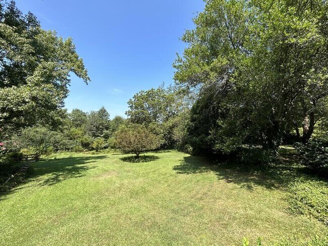 Building Photo - 317 Clarendon Dr