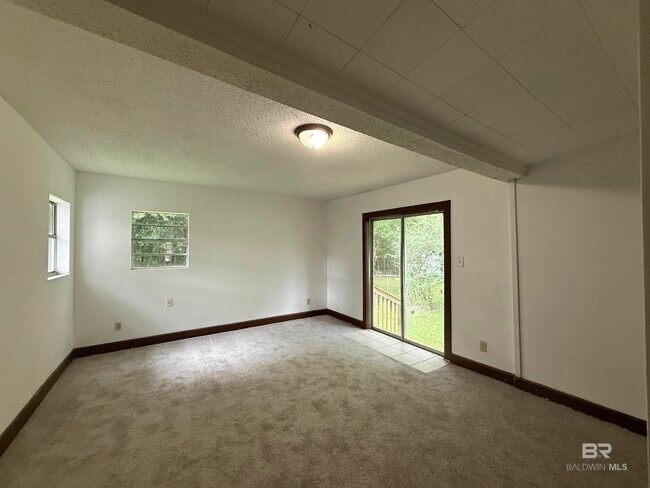 Building Photo - 672 Burden St