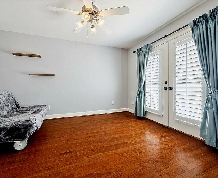 Building Photo - 548 Westcross St