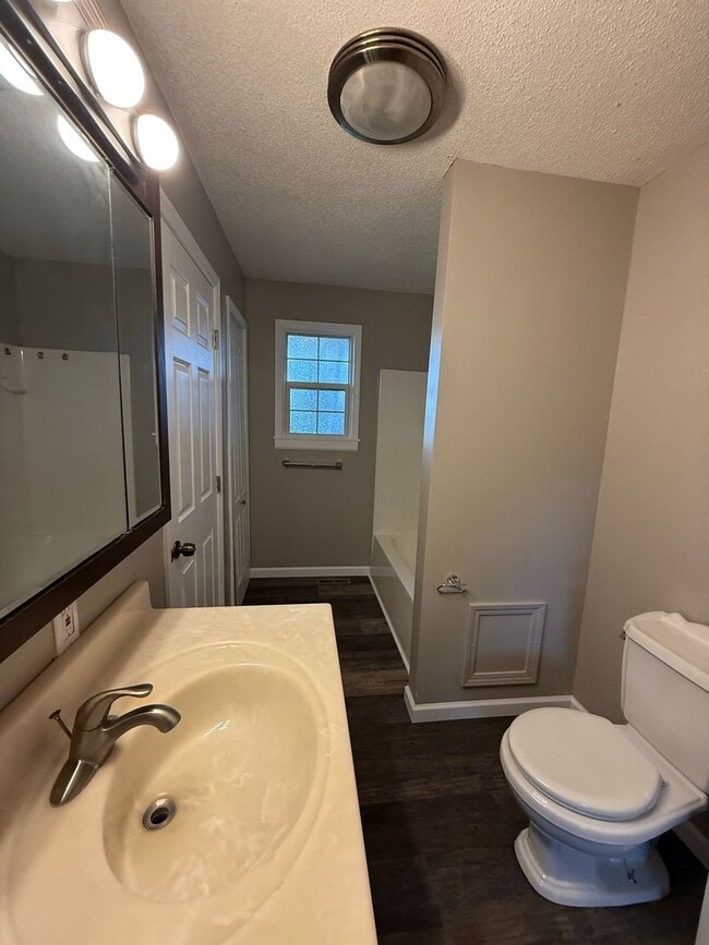 Building Photo - 114 Greenview Dr