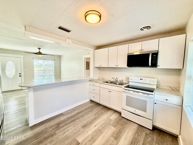 Building Photo - 1305 Flower Dr