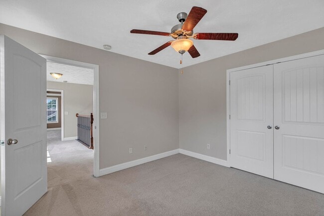 Building Photo - Large 3 bedroom with BONUS room!