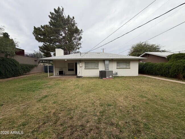 Building Photo - 1725 S Sierra Vista Dr