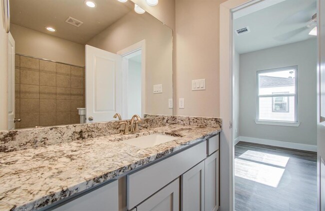 Building Photo - 1741 Cove Cres Ct