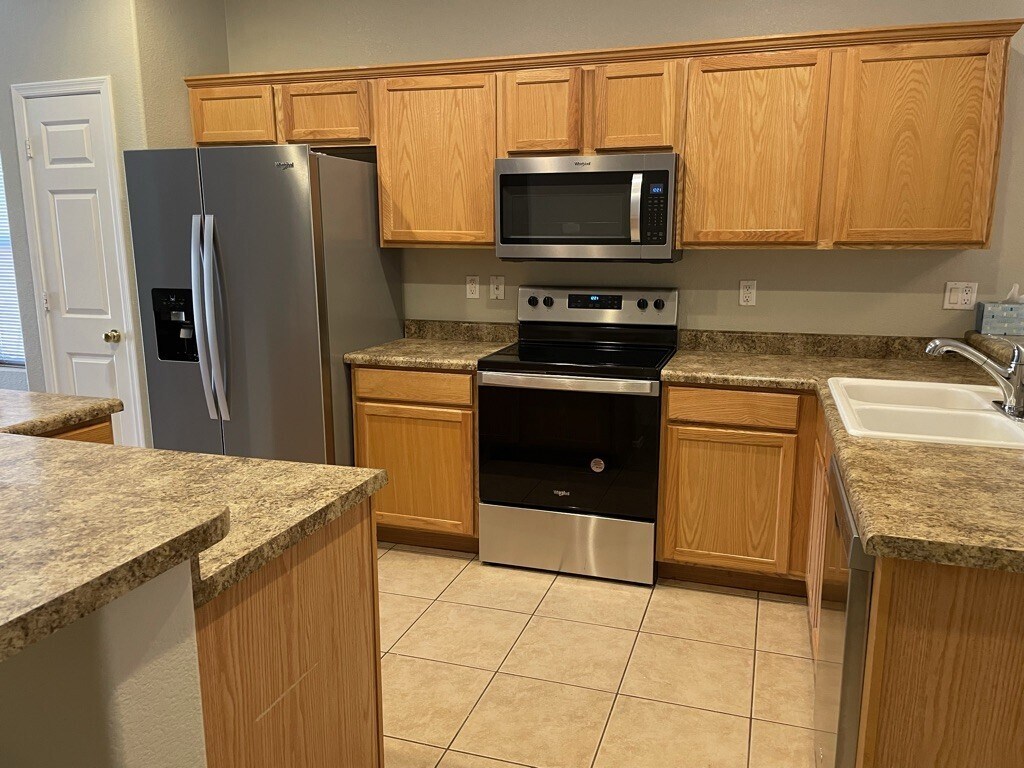 Building Photo - 14627 W Crocus Dr