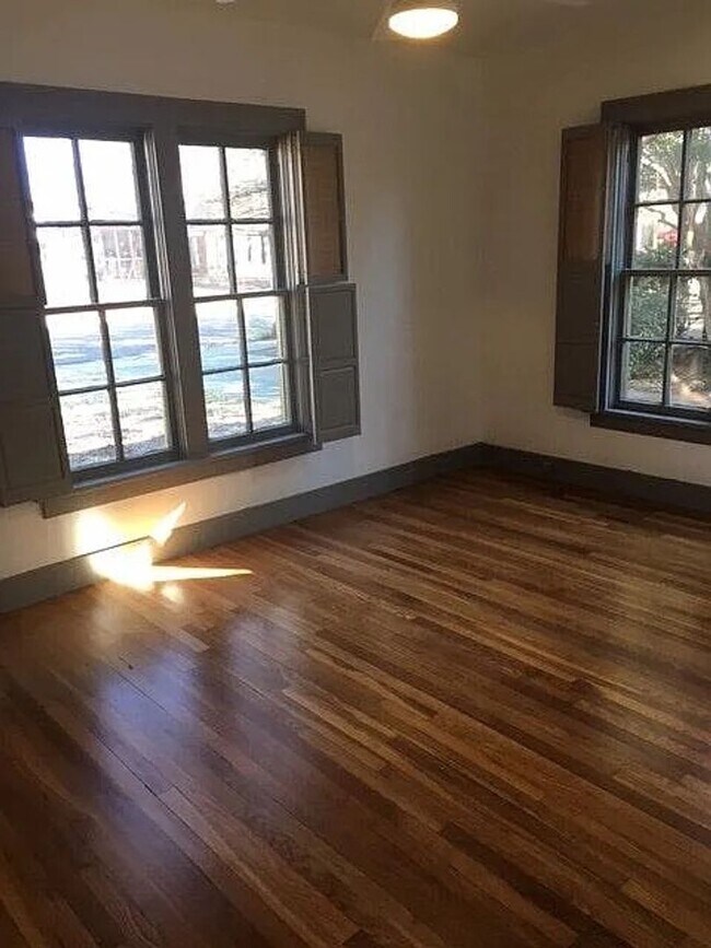 Building Photo - Fantastic 3 bedroom 2 bathroom house in Te...