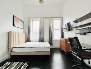 Building Photo - Furnished room/NOT APARTMENT