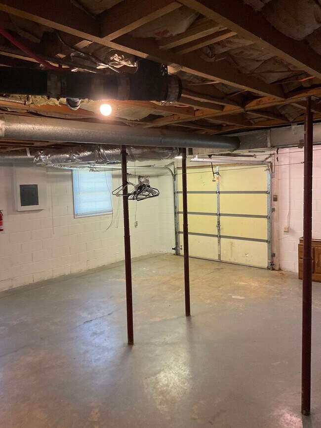 Building Photo - Available Now!! Beautiful 3 Bedroom