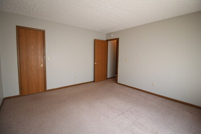 Building Photo - 2 bedroom ranch, duplex