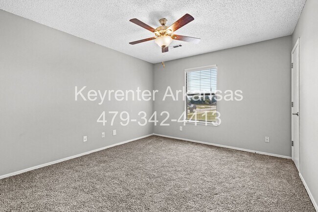 Building Photo - Newly Renovated Duplex in West Fayetteville!