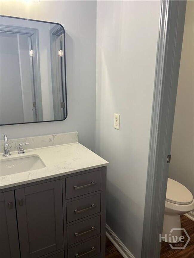 Building Photo - 4 bed, 2.5 bath townhouse