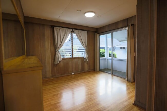 Building Photo - Well Maintained home in Manoa Valley, 3 bedrooms, 2 baths