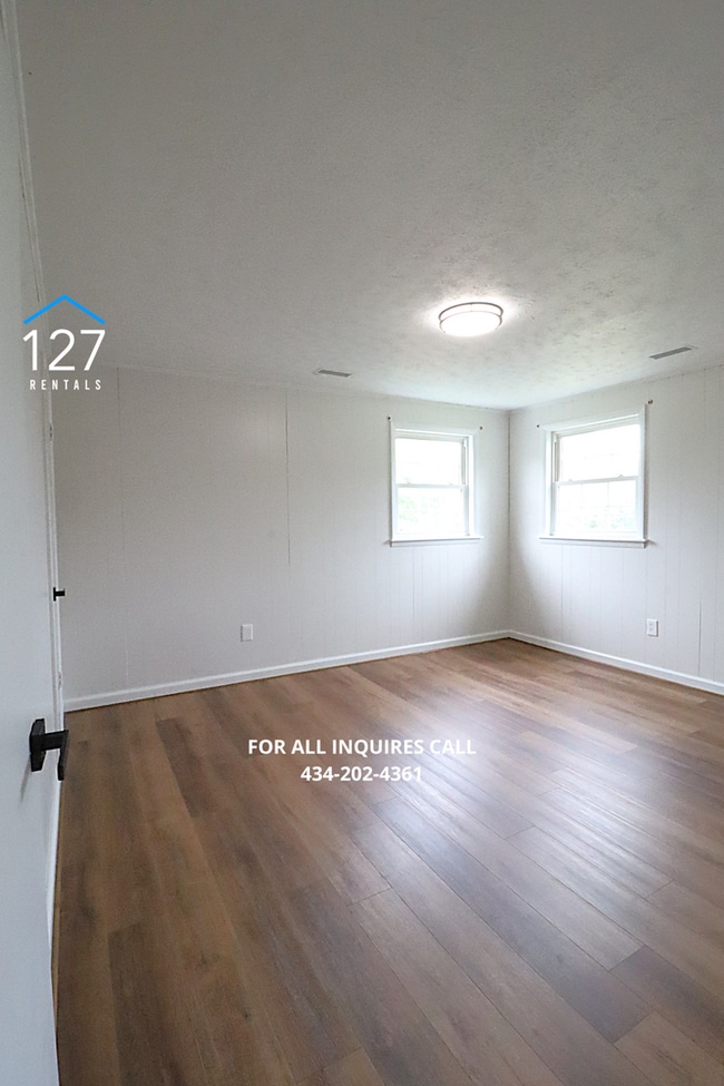 Building Photo - Fully Renovated 2-Bedroom Apartment in Convenient Location!