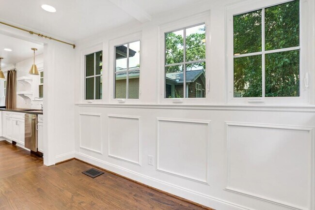 Building Photo - 2215 Fairhaven Cir NE