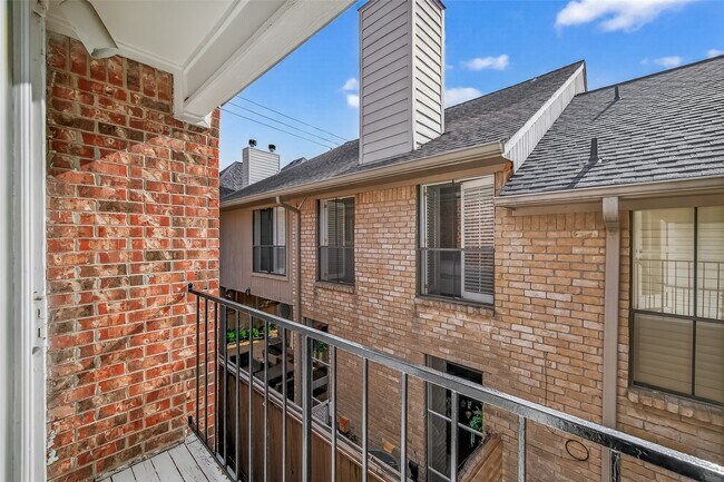 Building Photo - 2413 Potomac Dr