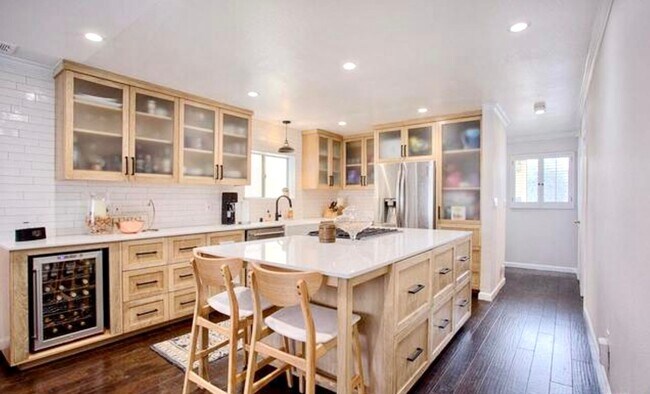 Building Photo - Amazing West LA Location - 2 bd / 2.5 ba T...