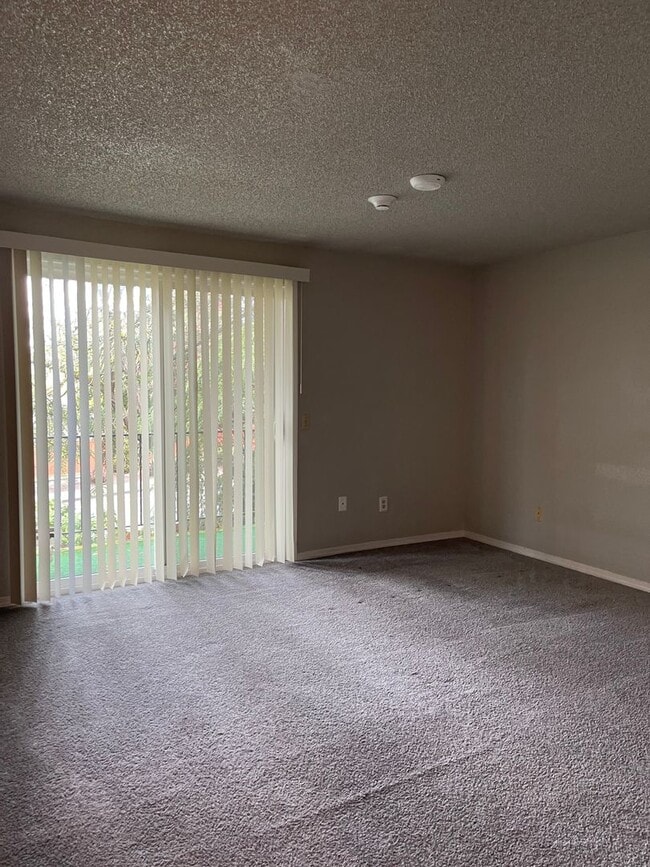 Building Photo - Roomy Lynnwood Townhouse-Style Condo With Upgrades