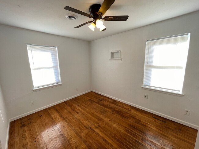 Building Photo - 4 bed 1.5 bath converted garage!