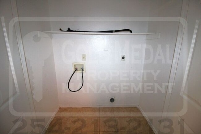 Building Photo - 3402 Hereford Ln