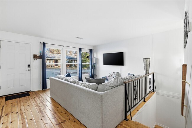 Building Photo - 10 Dogwood Dr