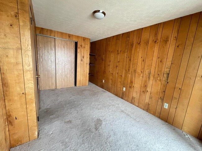 Building Photo - 122 W 9th Ave