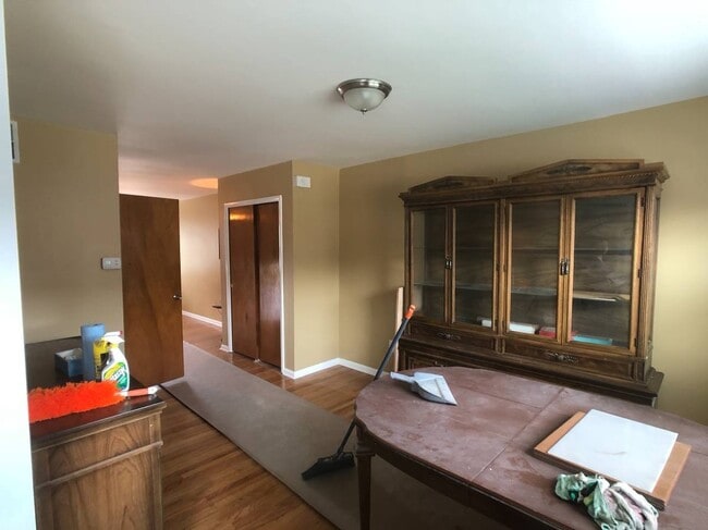 Building Photo - Newer & Modern 3 Bed., 1.5 Bath Home w/W/D...