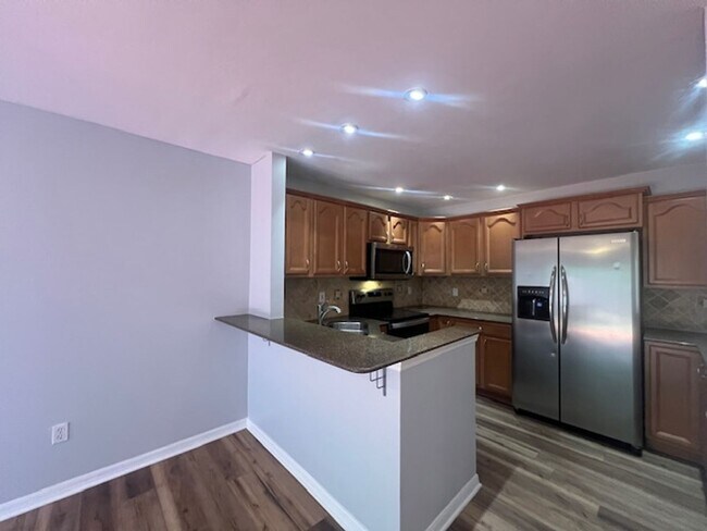 Building Photo - 2 Bedroom/2 Bathrrom Townhouse Close to Fo...