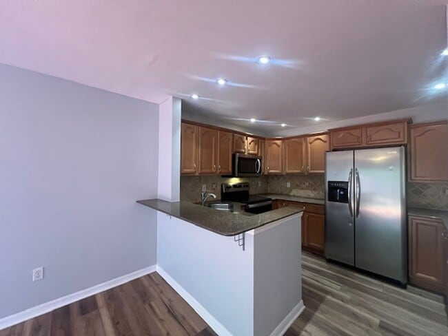 Building Photo - ONE MONTH FREE RENT  2 Bedroom/2 Bathrrom ...