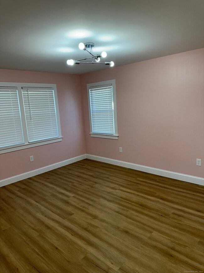 Building Photo - 132 Naubuc Ave