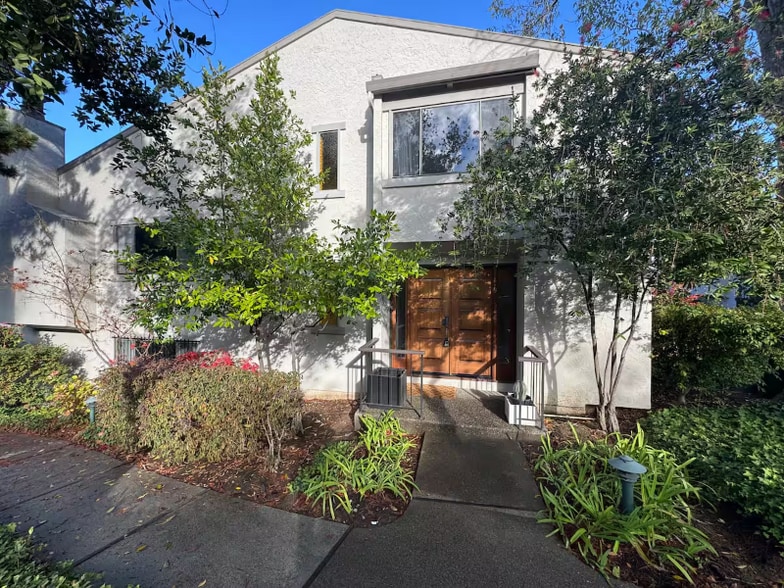 Building Photo - 140 Sand Hill Cir