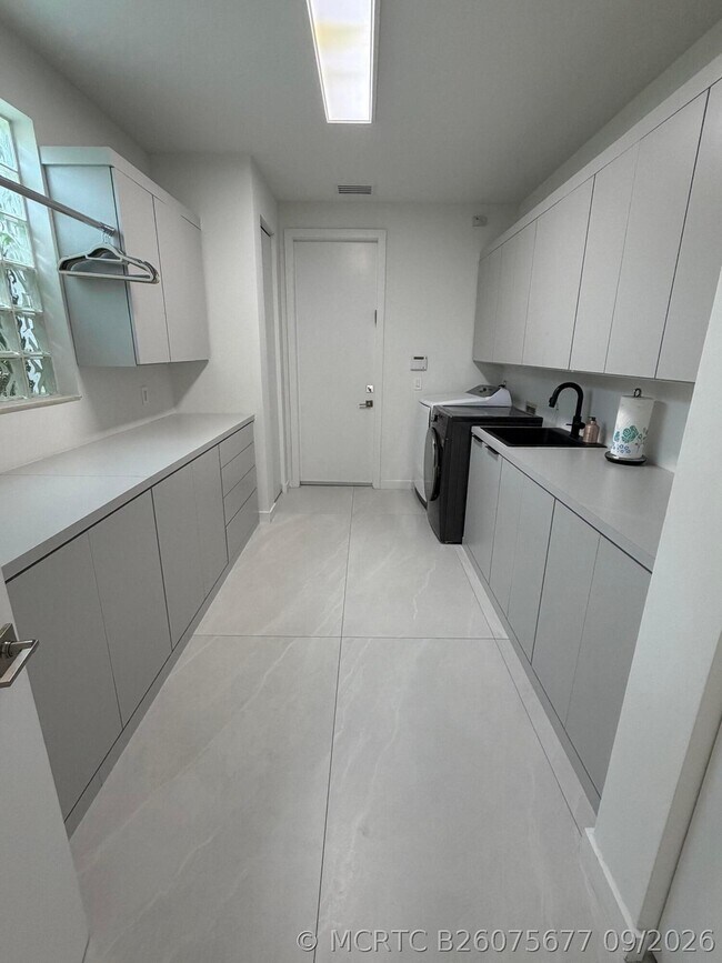 Building Photo - 6493 Enclave Way