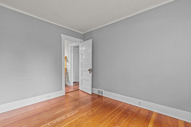 Building Photo - Classic Tacoma Charm with Room to Breathe....