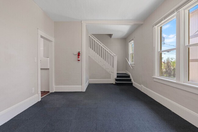 Building Photo - Renovated 5 Bed, 2 Bath House + Office EWU Off Campus Housing! AVAILABLE 7/20!