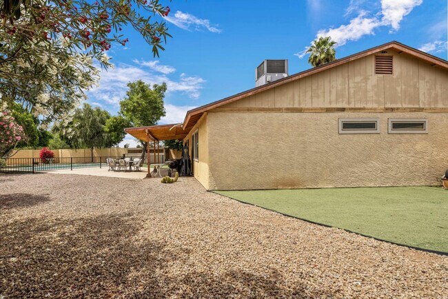 Building Photo - 10625 E Becker Ln