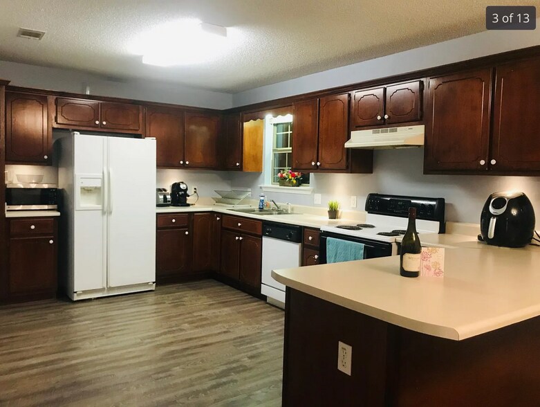 Building Photo - 117 Towne Park Dr W