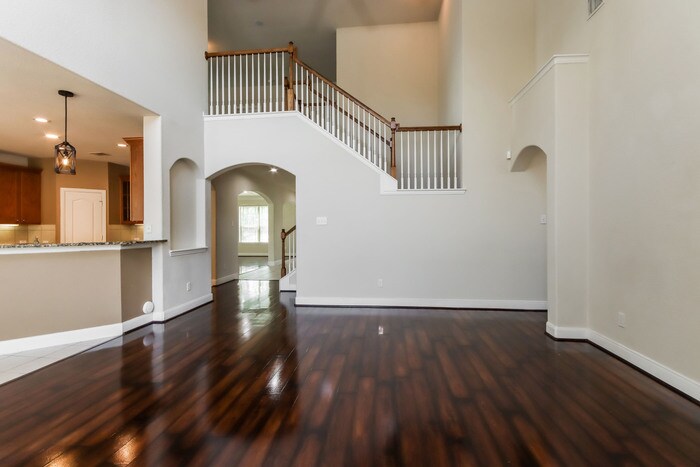 Building Photo - 26049 Kingshill Dr