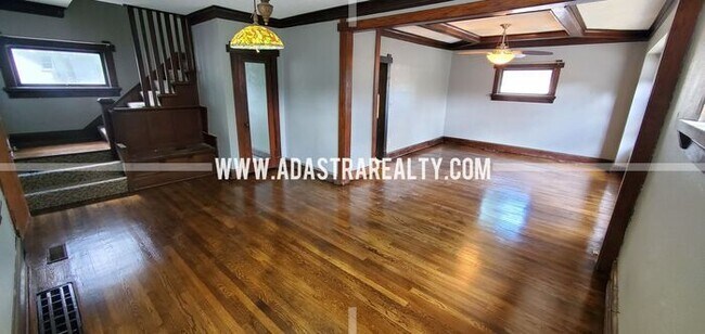 Building Photo - Amazing Historic Independence Home-Available NOW!!