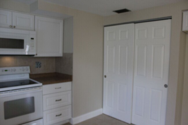 Building Photo - 1 Bedroom 1 bath all utilities incl. Apt.