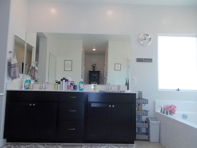 Building Photo - Beautiful 4 Bedroom Home