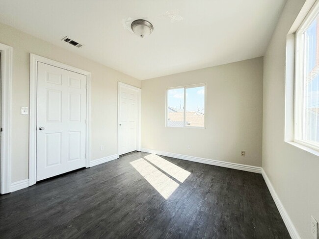 Building Photo - 846 W 55th St