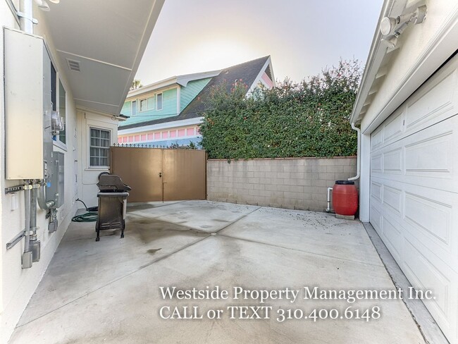 Building Photo - Charming Westside 2+2 Highly  Desirable Ma...