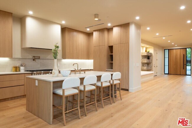 Building Photo - 11748 La Maida St