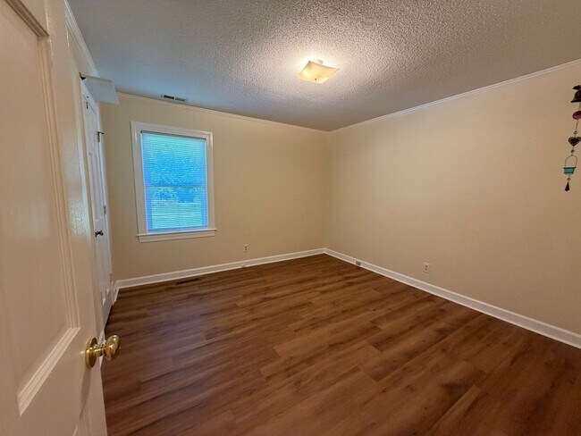 Building Photo - 124 Rock Creek Dr S